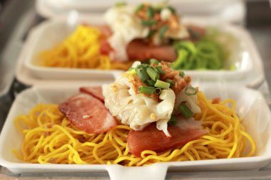 Çin tarzı Barbekü domuz eti yumurta noodle ile