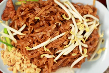 kızarmış pilav şehriye plaka üzerine ilave edin..