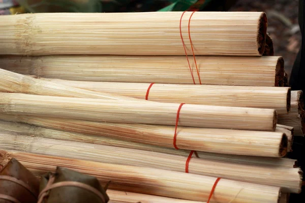 Arroz glutinoso torrado em bambu — Fotografia de Stock