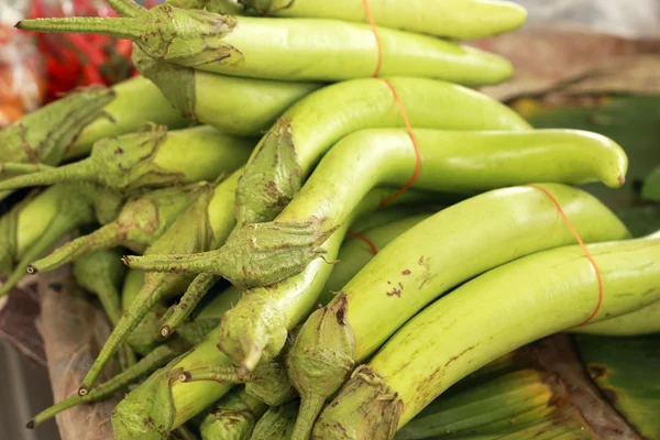 Зеленый баклажан на рынке — стоковое фото