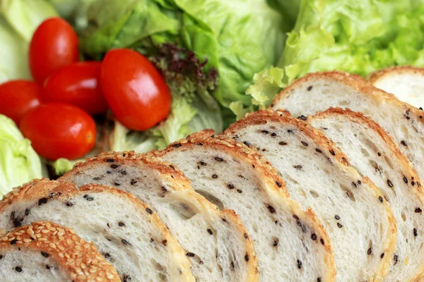 Pão polvilhado com gergelim - salada verde vegetal — Fotografia de Stock