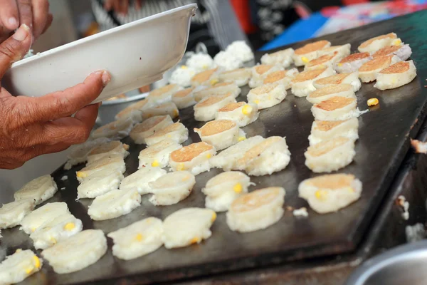 Thailand dessert, mix meel, kokosnoot en vervolgens gebakken. — Stockfoto