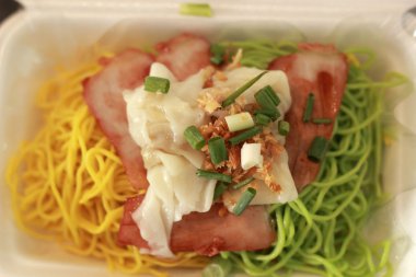 Çin tarzı Barbekü domuz eti yumurta noodle ile