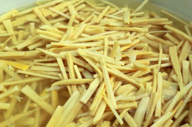 Turşu bambu sürgün, bir kase sebze.