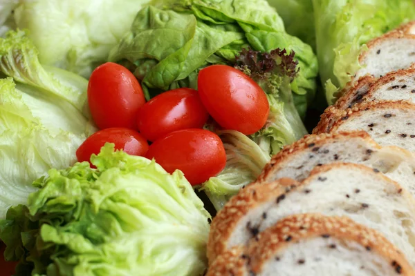 Brood besprenkeld met sesam - plantaardige groene salade — Stockfoto