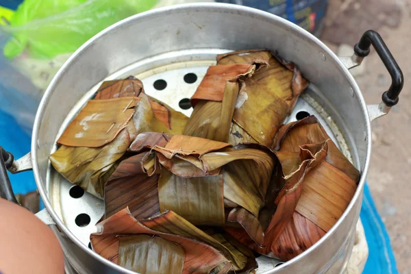 Ångkokt fisk med currypasta — Stockfoto