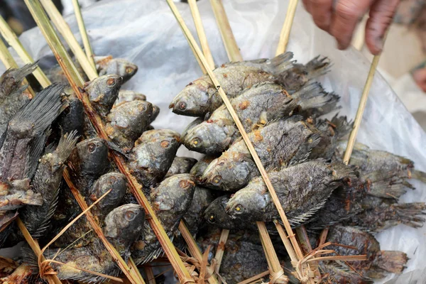 Pesce alla griglia sul mercato — Foto Stock