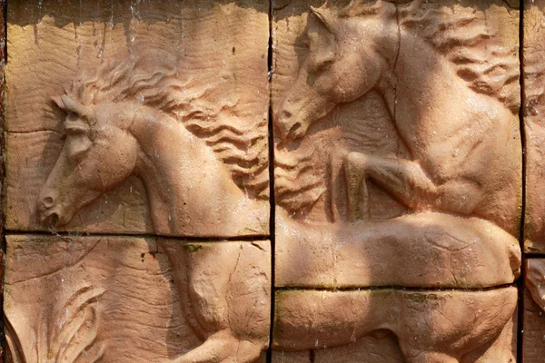 Zierbrunnen im Garten — Stockfoto