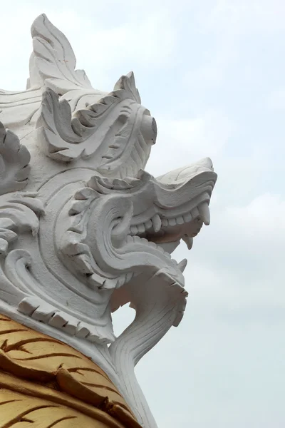 Witte leeuw sculptuur in thailand. — Stockfoto