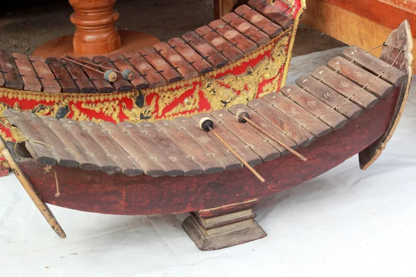 Thailändische Instrumente - Xylophon auf dem Boden platziert. — Stockfoto