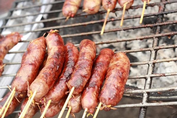 Grillwürste auf dem Markt — Stockfoto