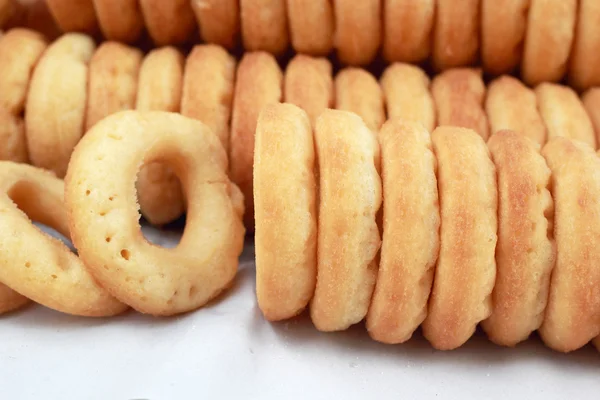 Att göra donut placeras i rad. — Stockfoto
