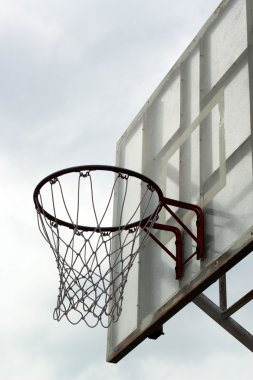 gökyüzü üzerinde basketbol hoop karşı