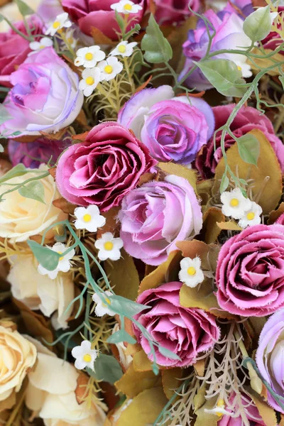 Schöne künstliche Rosenblüten — Stockfoto