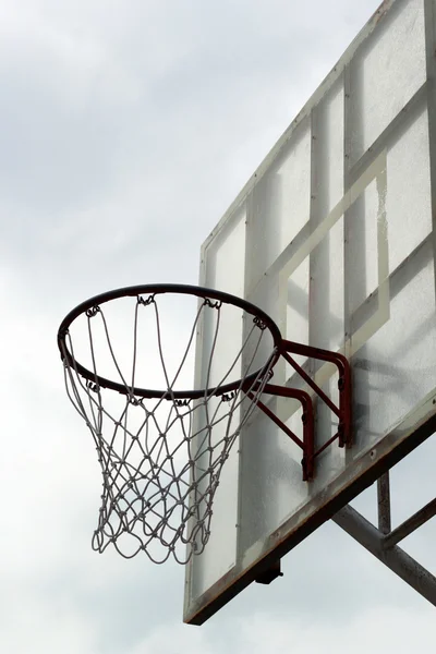 Basketbal hoepel tegen op de hemel — Stockfoto