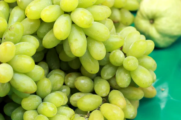 Fresh grapes on the market — Stock Photo, Image