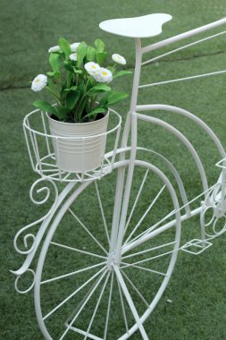 Vintage yapay çiçek beyaz ve Bisiklet
