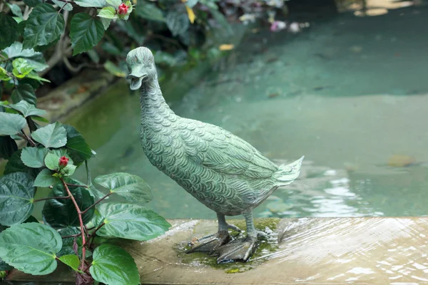 在英语的花园里的雕像鸭. — 图库照片