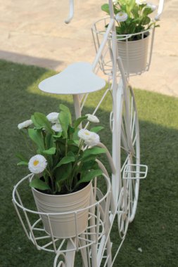 Vintage yapay çiçek beyaz ve Bisiklet