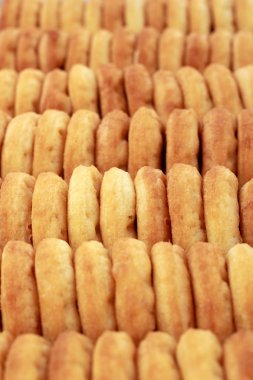 üst üste yerleştirilmiş yapımı poğaça.