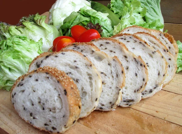 Pão polvilhado com gergelim - verde vegetal — Fotografia de Stock