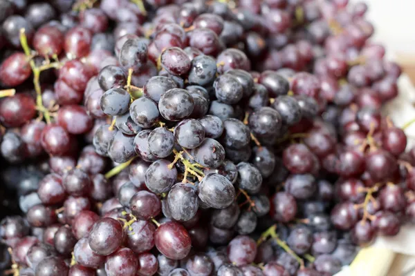 Verse druiven op de markt — Stockfoto