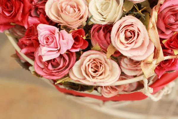 Schöne künstliche Rosenblüten — Stockfoto