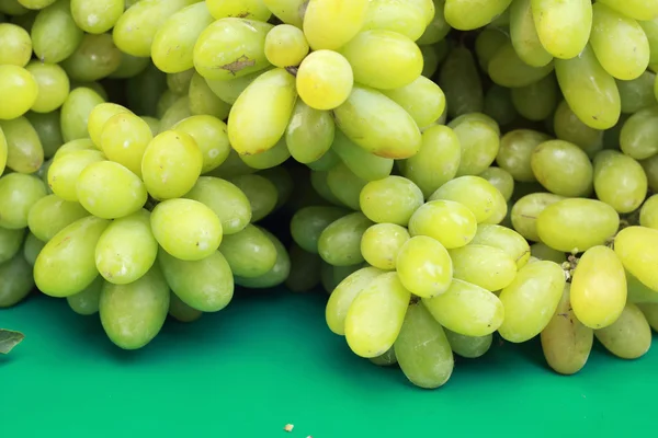 Fresh grapes on the market — Stock Photo, Image