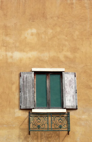 Ventana vintage marrón y pared de madera —  Fotos de Stock