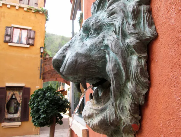 Lion statue  spitting water - vintage style — Stock Photo, Image