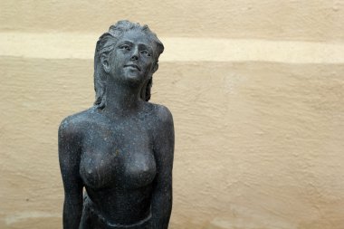 üstsüz göğüs kadın İngilizce bahçe heykeli.