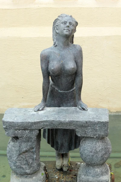 Standbeeld van topless borst vrouw in Engelse tuin. — Stockfoto
