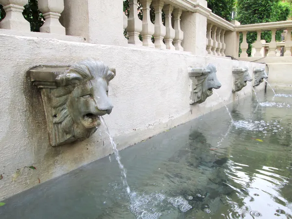 Lejonet statyn spotta vatten - vintage stil — Stockfoto