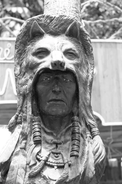 Madeira velha esculpida da cabeça principal indiana — Fotografia de Stock