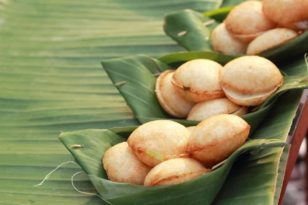 La leche de coco mezcla azúcar y harina. - Tipo de carne dulce tailandesa — Foto de Stock