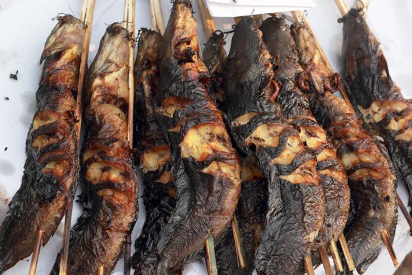 Pescado a la parrilla en el mercado —  Fotos de Stock