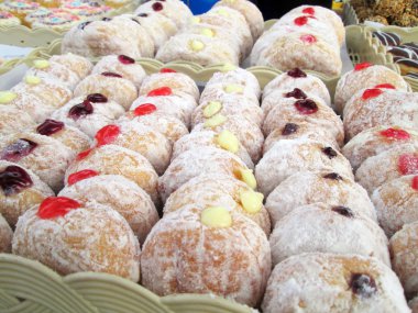 bir sürü donut ve çilek reçeli