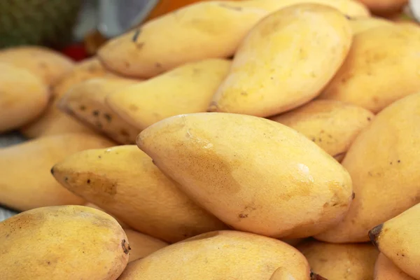 Reife Mango auf dem Markt — Stockfoto