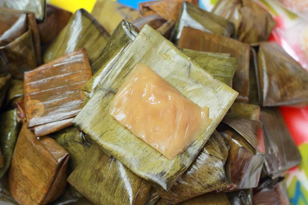 Липкий рис, завернутый в банановые листья - десерт Таиланд . — стоковое фото