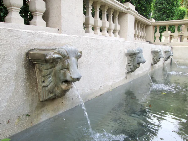 Lion statue  spitting water - vintage style — Stock Photo, Image
