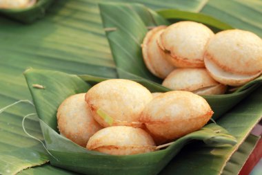 Hindistan cevizi sütü karıştırın şeker ve un. -nazik bir Tay sweetmeat