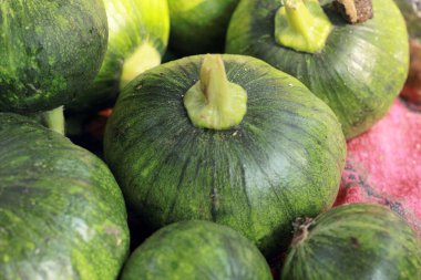 Pazar taze yeşil kabak