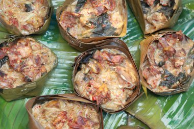 Köri ezmeli haşlanmış balık.