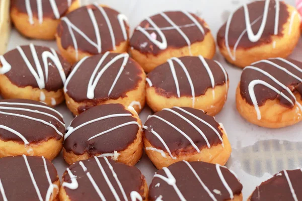 Um monte de saboroso donut de chocolate — Fotografia de Stock