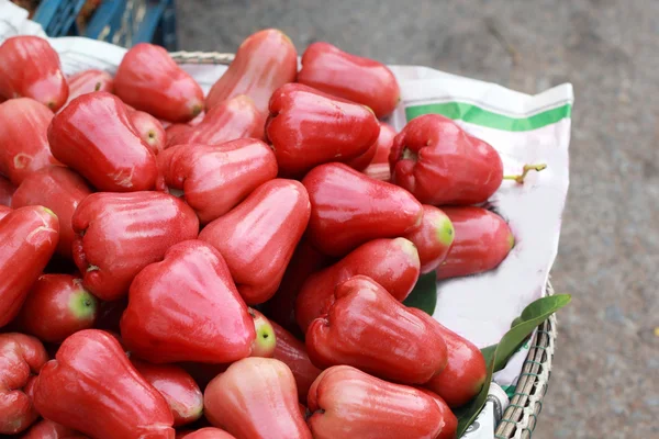 Rosa manzana en el mercado — Foto de Stock