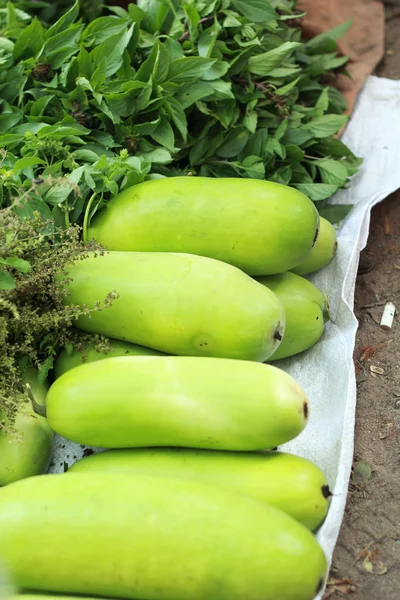 Verduras frescas - eclosión verde en el mercado . —  Fotos de Stock