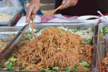 kızarmış pilav şehriye piyasada ilave edin.