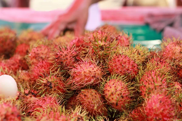 Rambután de frutas dulces en el mercado —  Fotos de Stock