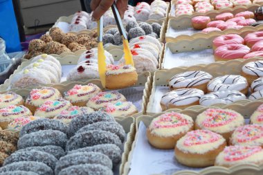 bir sürü donut ve çilek reçeli
