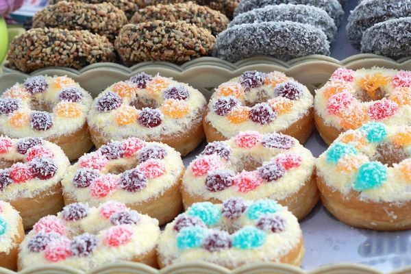 Bir sürü donut ve çilek reçeli — Stok fotoğraf